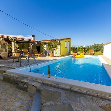 Holiday Home Bukovac Pula Bagian luar foto