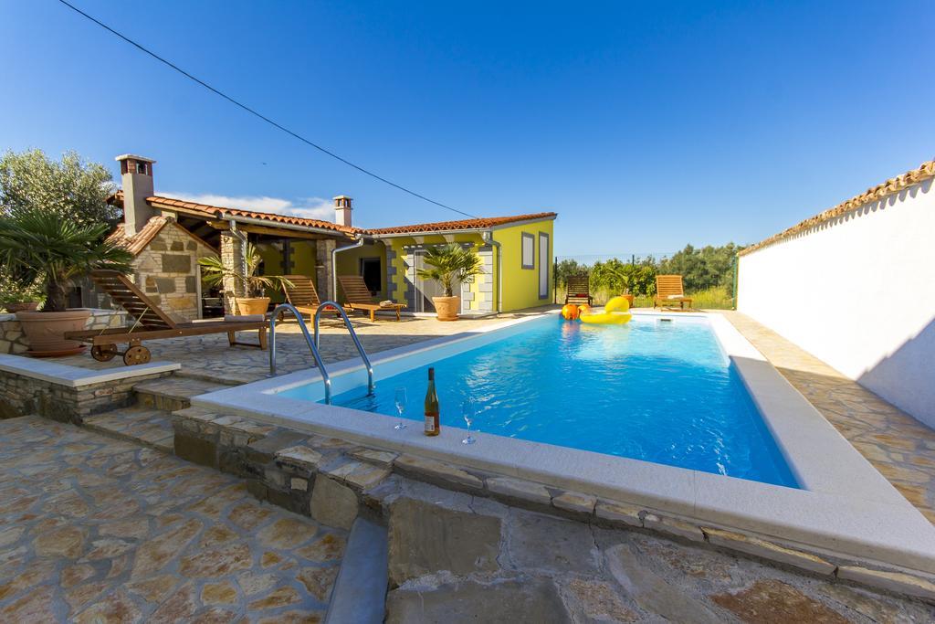 Holiday Home Bukovac Pula Bagian luar foto