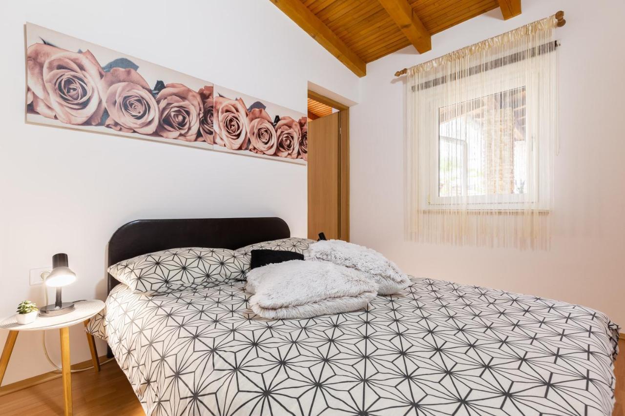 Holiday Home Bukovac Pula Bagian luar foto