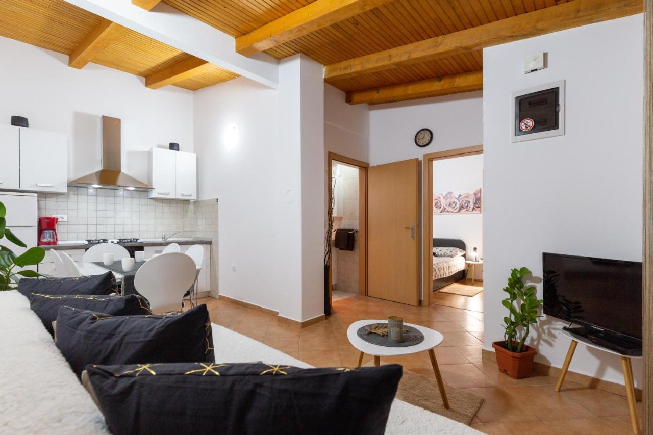 Holiday Home Bukovac Pula Bagian luar foto