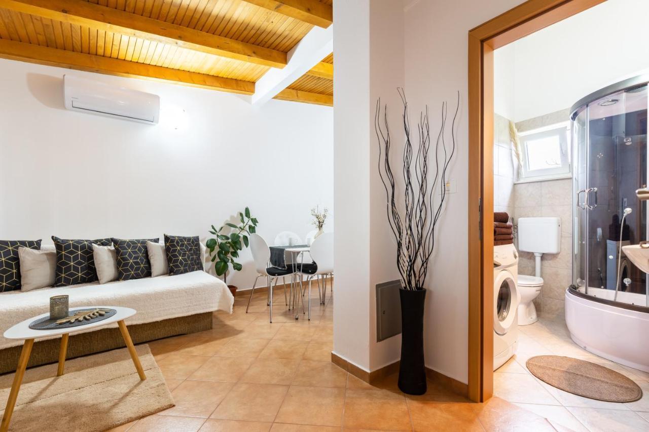 Holiday Home Bukovac Pula Bagian luar foto