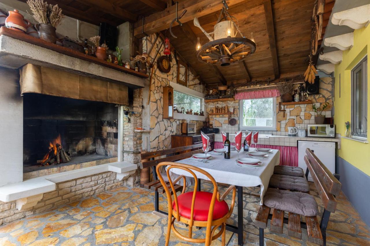 Holiday Home Bukovac Pula Bagian luar foto