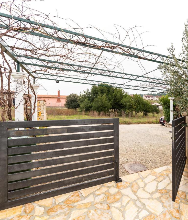Holiday Home Bukovac Pula Bagian luar foto